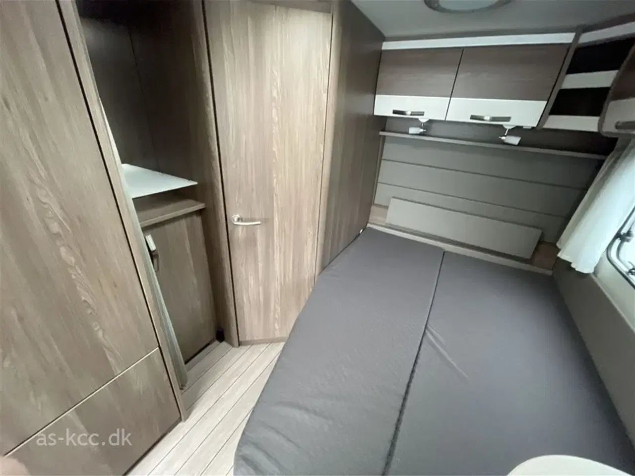 Billede 8 - 2019 - Knaus Südwind Scandinavian Selection 580 UF   Alde Centralvarme, vandbåren gulvvarme,  4 sovepladser, 5 siddepladser, mover, Cykelstativ.