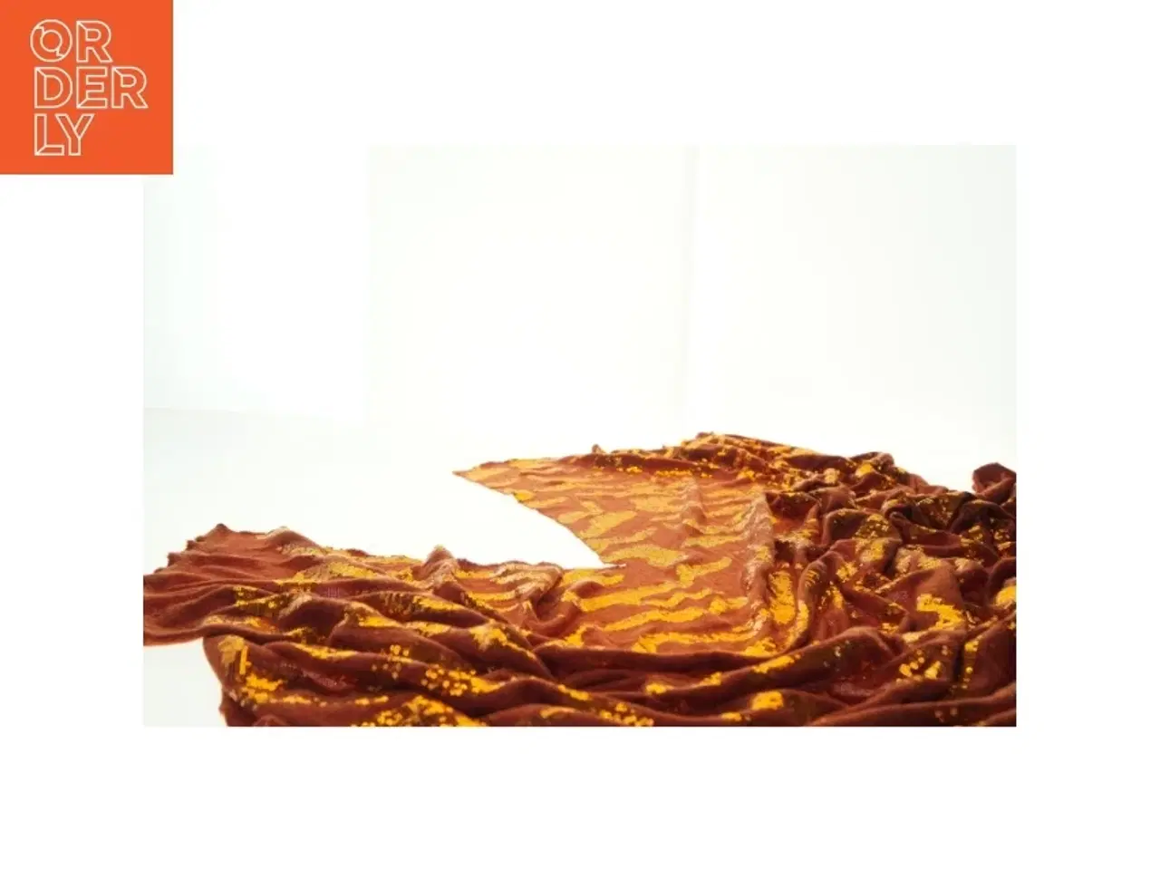 Billede 4 - Rødt og guldfarvet stof (str. 126 x, 148 cm)