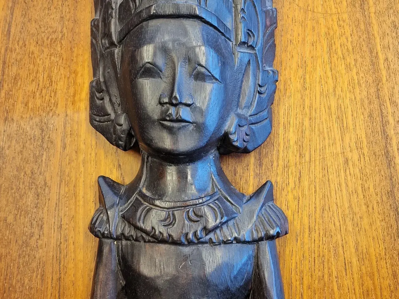 Billede 5 - Et par store flotte væghængte asiatiske figurer.