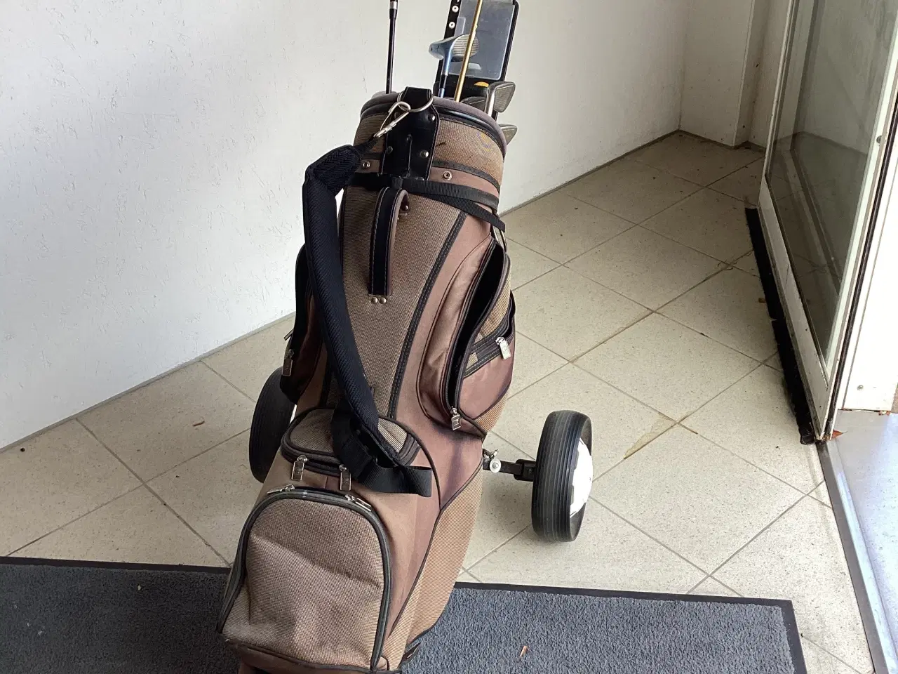 Billede 5 - Golfsæt komplet vogn, bag, køll/jern