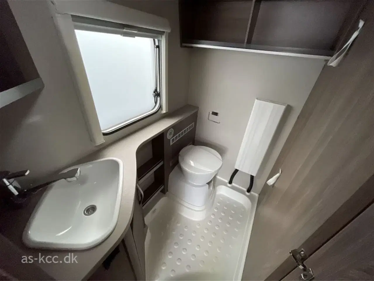 Billede 9 - 2019 - Knaus Südwind Scandinavian Selection 580 UF   Alde Centralvarme, vandbåren gulvvarme,  4 sovepladser, 5 siddepladser, mover, Cykelstativ.