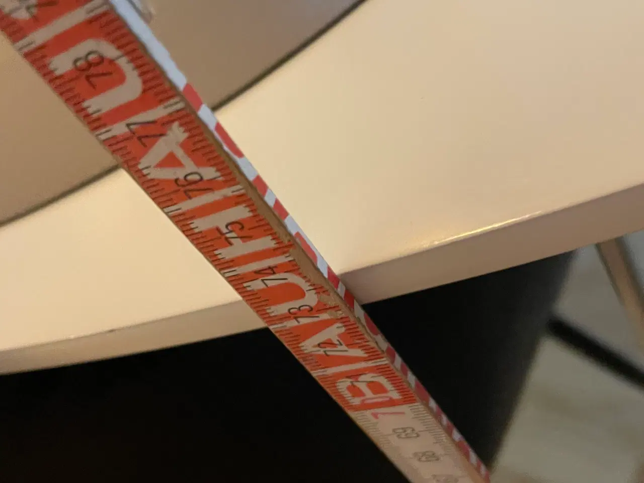 Billede 5 - Spisebord i hvid glans har lidt brug spor   To til