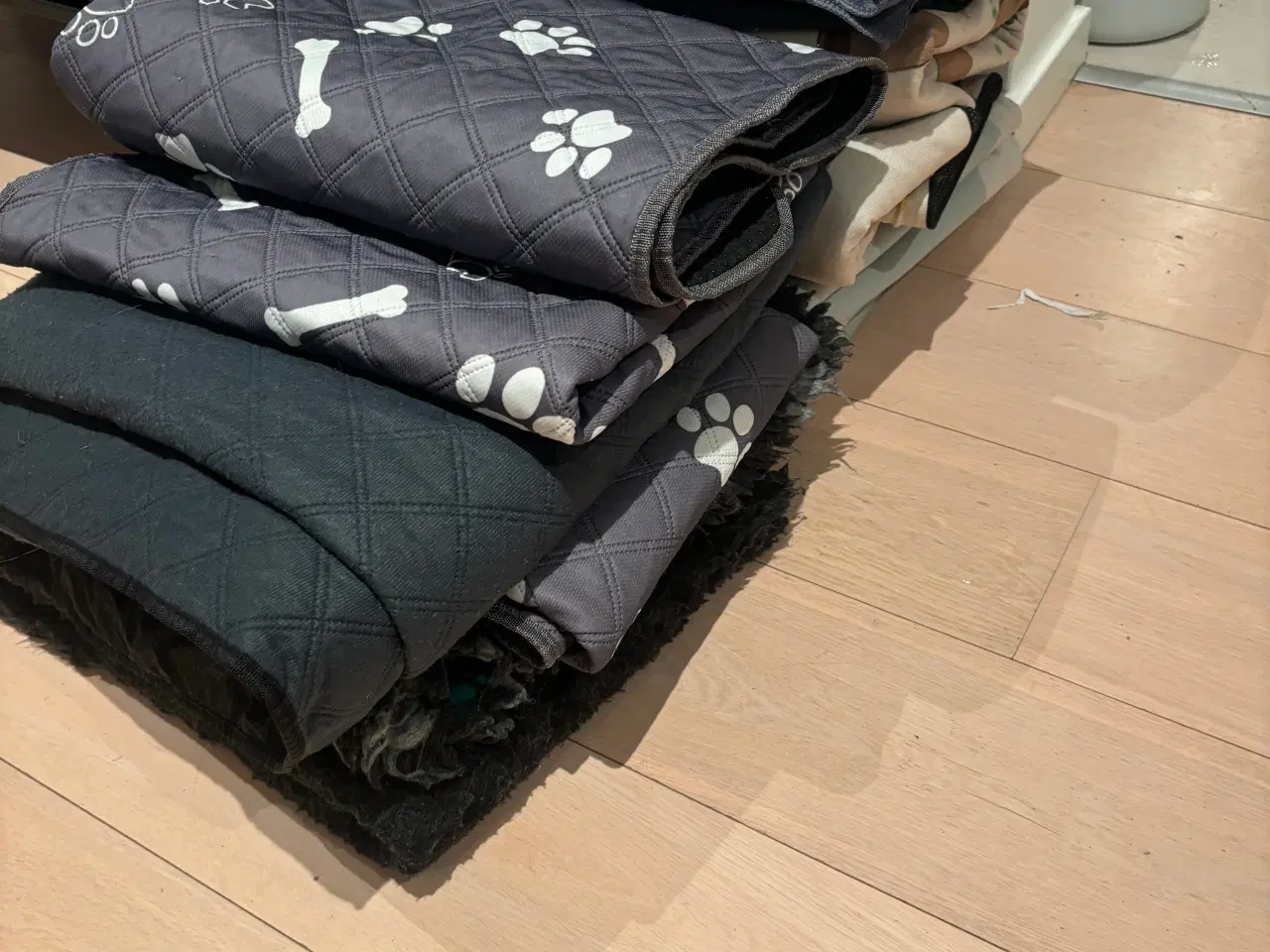 Billede 7 - UDLEJES - Hvalpegård med tæpper og tilbehør