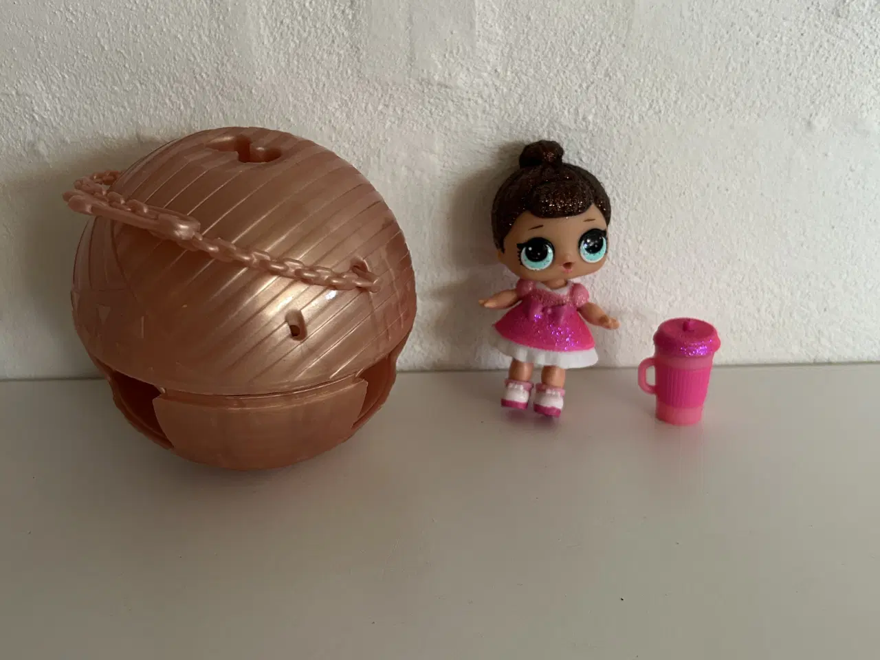 Billede 3 - L.O.L dukke med tilbehør