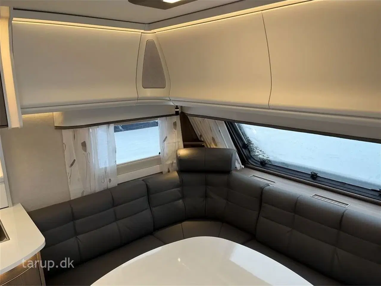 Billede 16 - 2026 - Kabe Ametist 560 GLE KS B2 PREMIUM LINE   enkeltsenge, udtræk til dobbeltseng, rundsiddegruppe i mørkegråt skind, ALDE centralvarme, vandbåren gulvvarme, stort kompressor køleskab