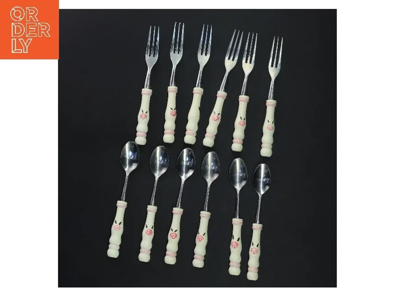 Billede 1 - Sæt med gafler og skeer med rose motiv (str. 14x2 cm)
