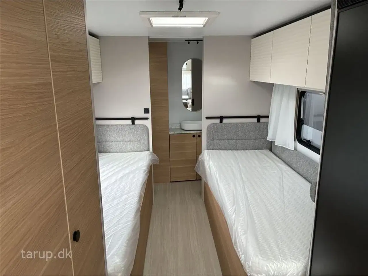 Billede 14 - 2026 - Adria Adora 663 UT Alde   ALDE centralvarme, elektrisk gulvvarme, frontkøkken, rundsiddegruppe, SmartBox gaskasse opbevaring, stort køleskab, enkeltsenge