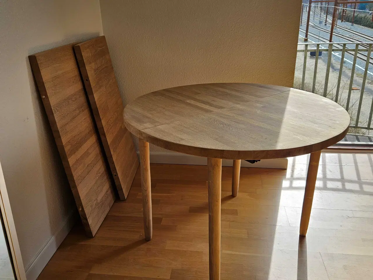 Billede 2 - Lyst massivt spisebord I egetræ 