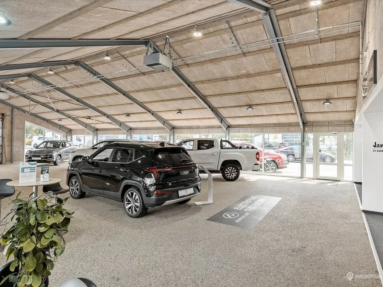 Billede 8 - Bilforretning med meget udenomsplads