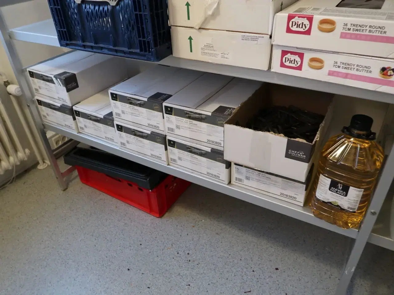 Billede 5 - 2 stk. fødevarereoler med div. Fødevarer, gryde m.m.