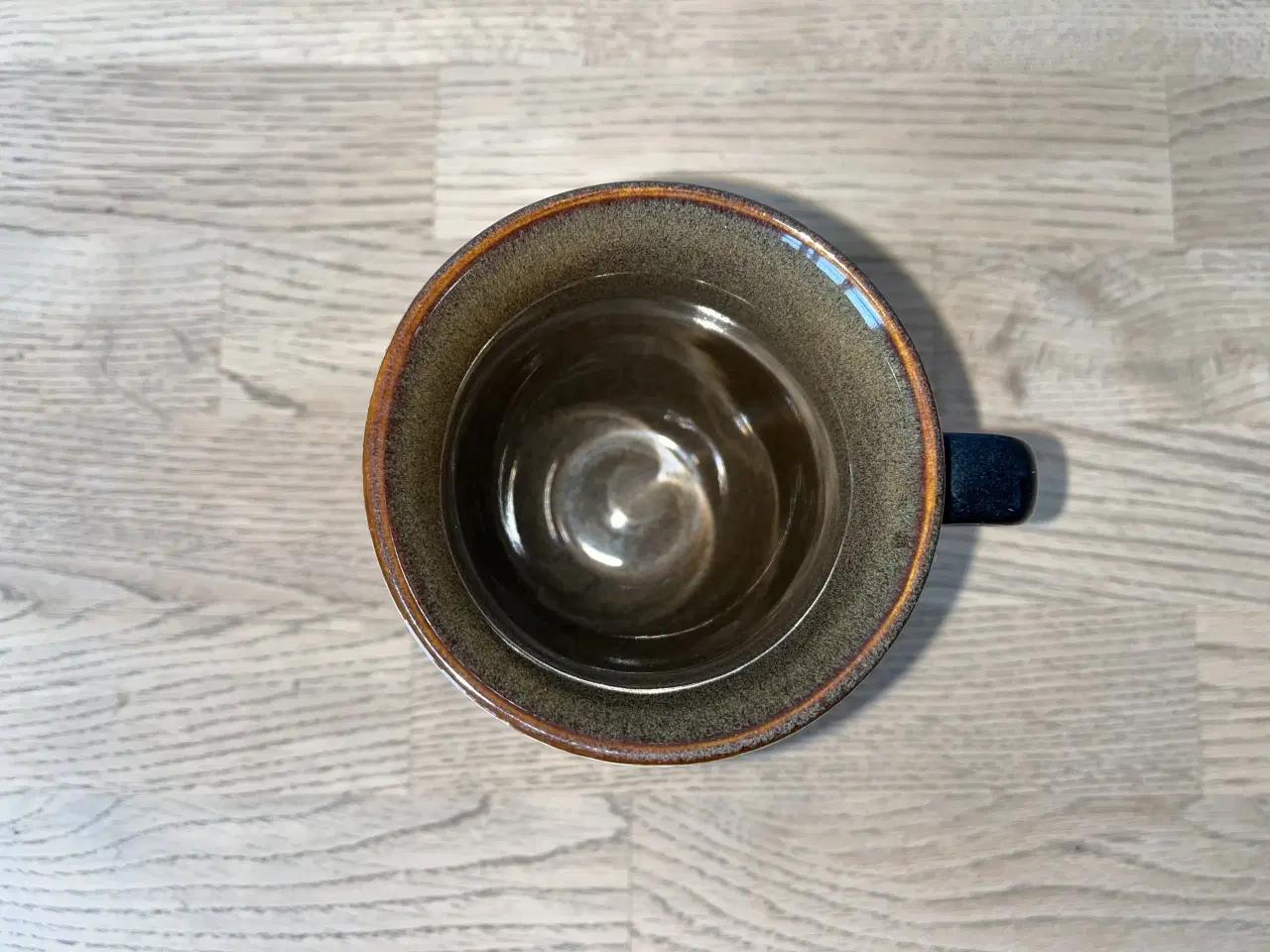 Billede 2 - Krus på fod - sort udenpå og brunlig indeni