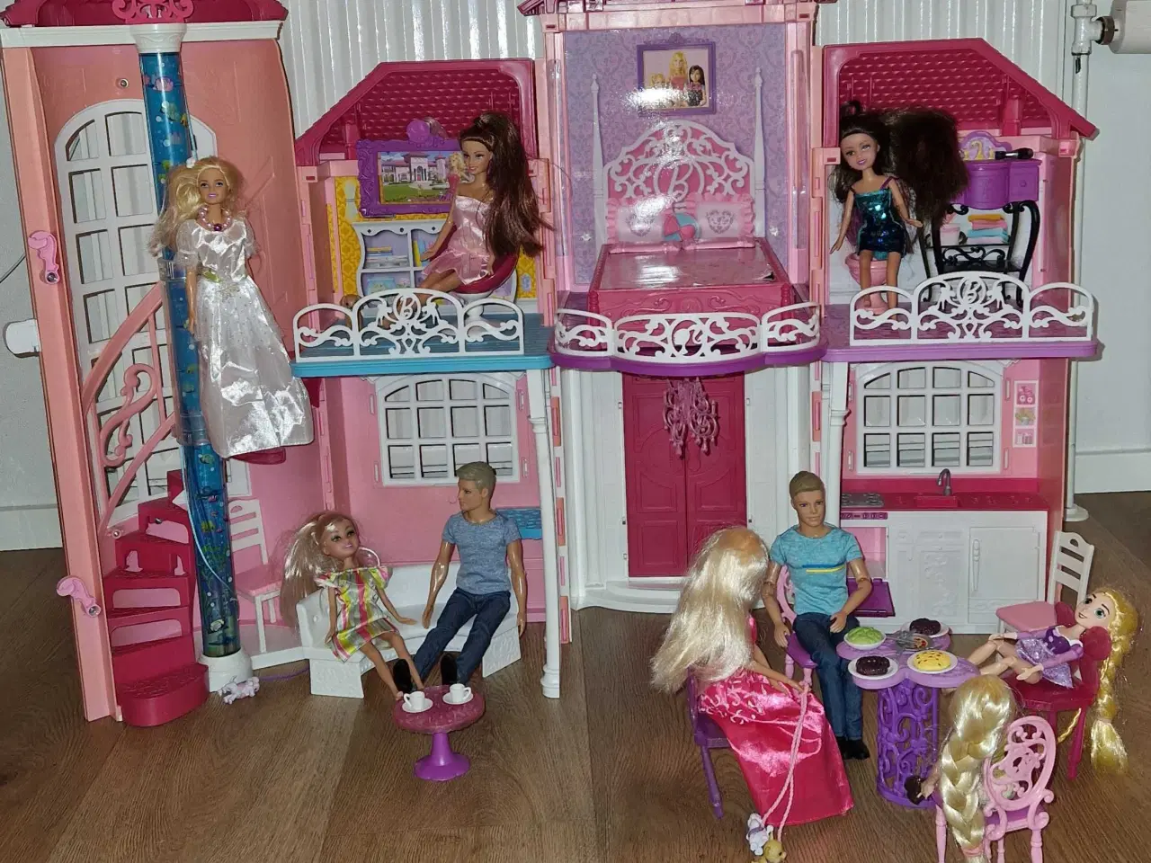 Billede 2 - Forskelligt Barbie 