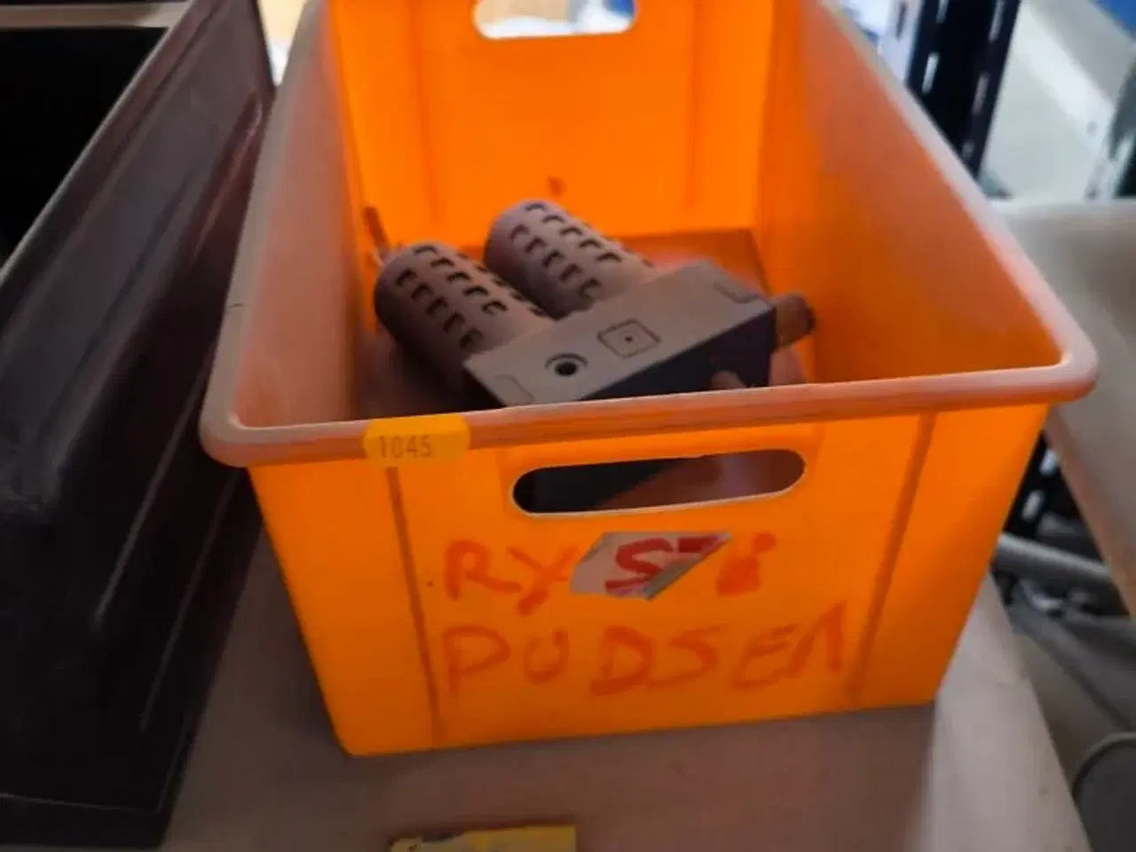 Billede 9 - Indhold på reol (venstre fag)