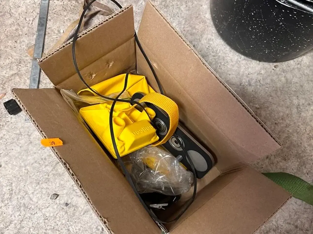 Billede 19 - Indhold på reoler af diverse håndværktøj, sikkerhedsdragter mv.