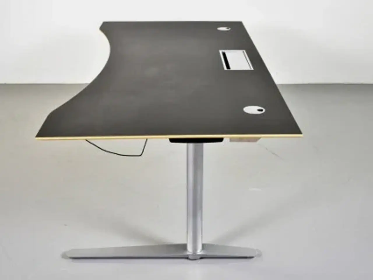 Billede 2 - Duba b8 hæve-/sænkebord med sort linoleum og mavebue, 200 cm.