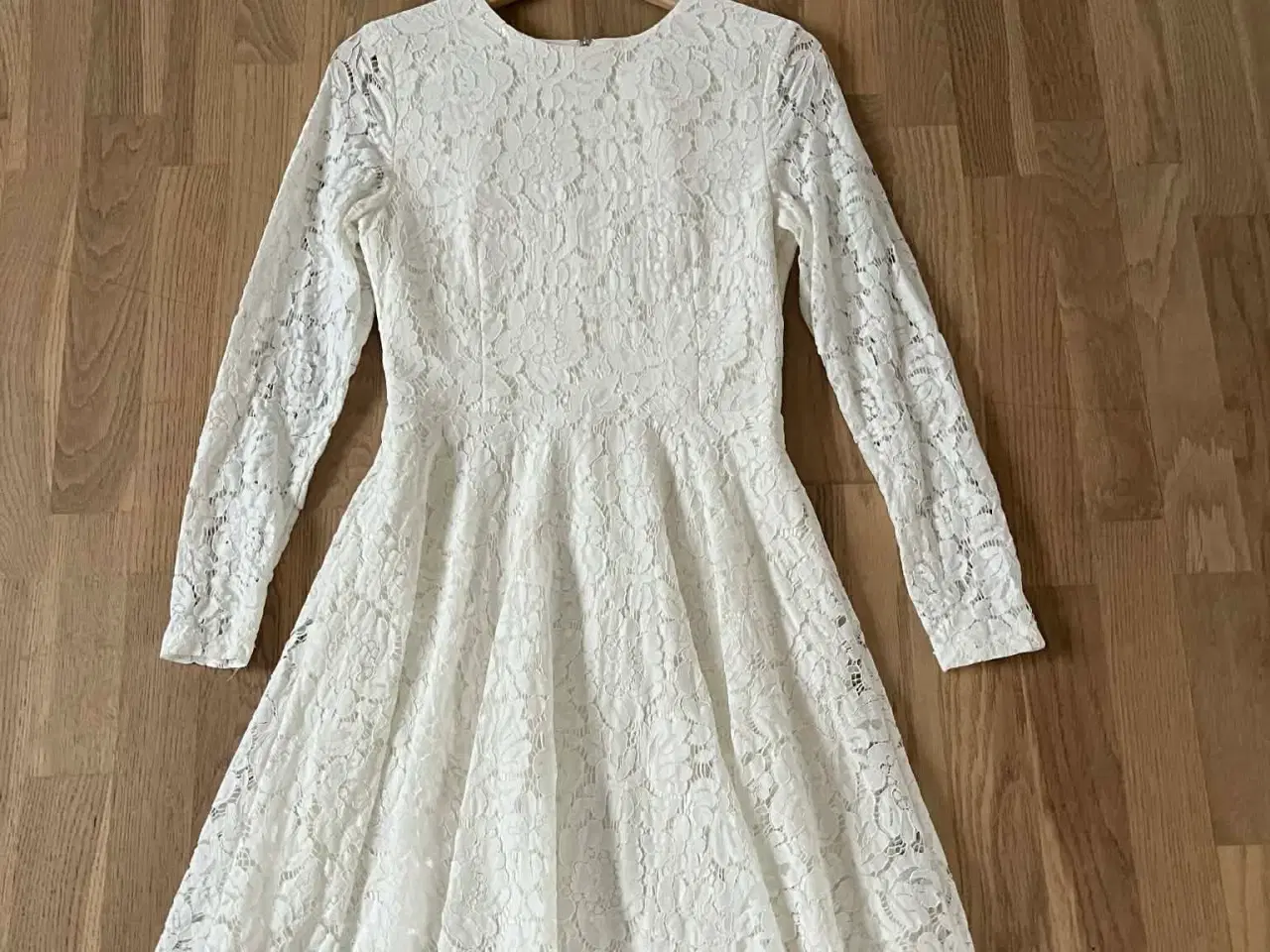 Billede 2 - Konfirmationskjole sælges