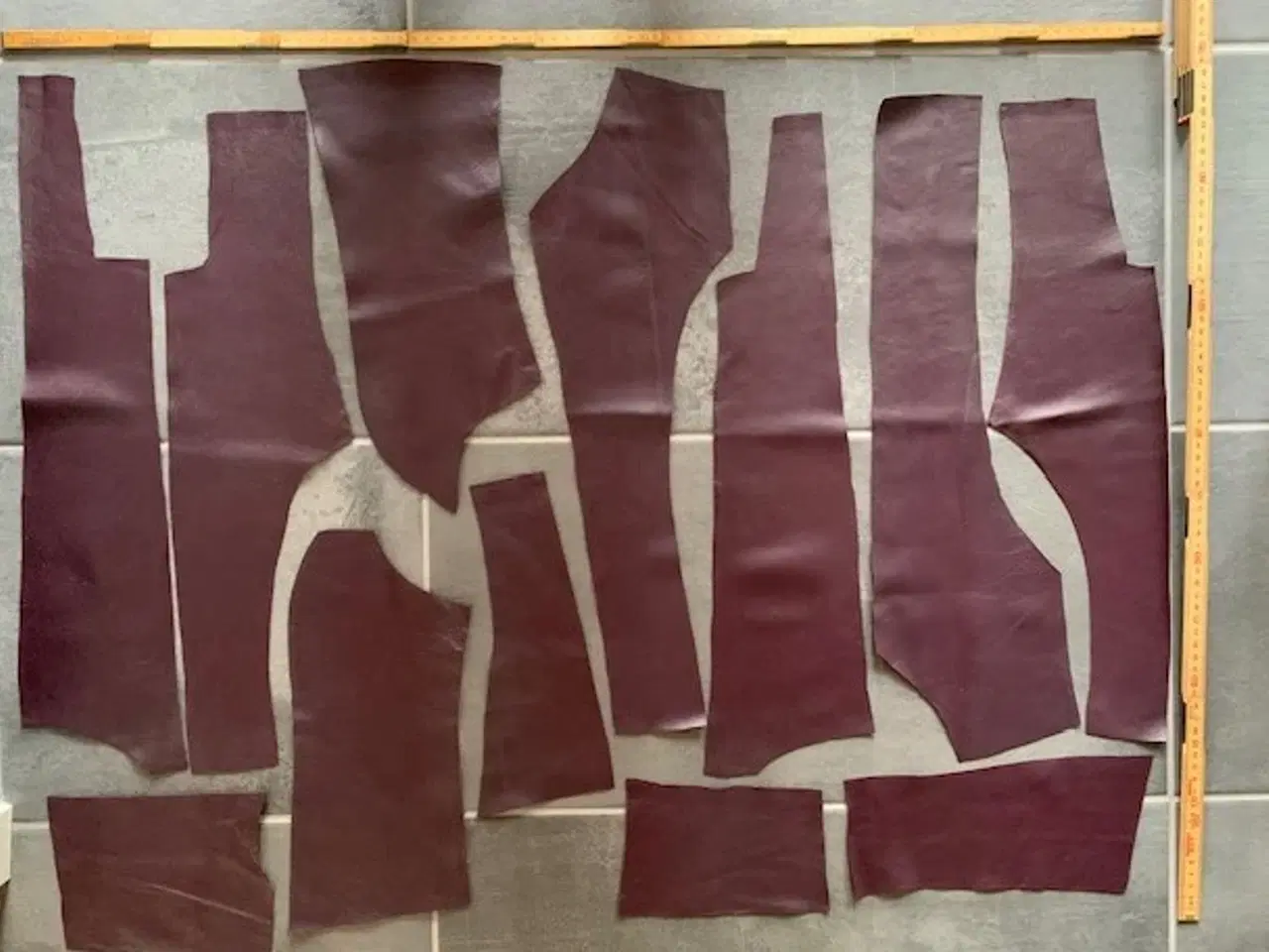 Billede 3 - Skindrester bordeaux i tynd kvalitet