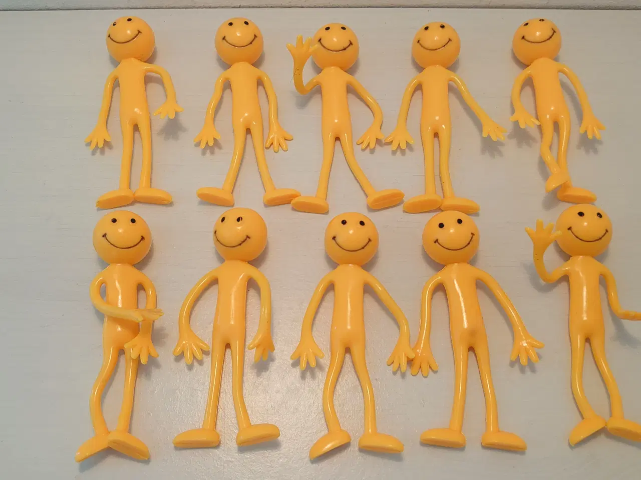 Billede 1 - 10stk vintage gule smiley figurer i gummi. H12,5cm