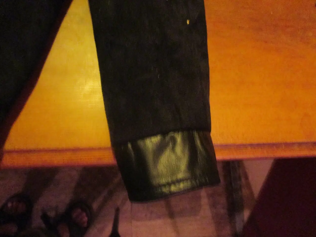 Billede 7 - sort Jakke med sort læder finish, jakke, bukser