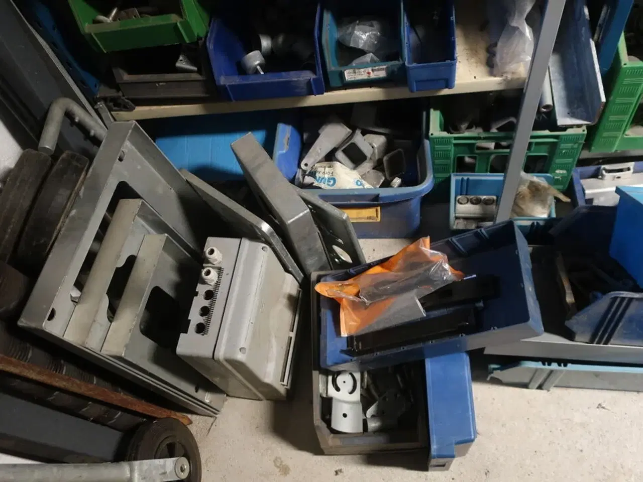 Billede 16 - 3 fag reoler inkl. indhold (se billeder)