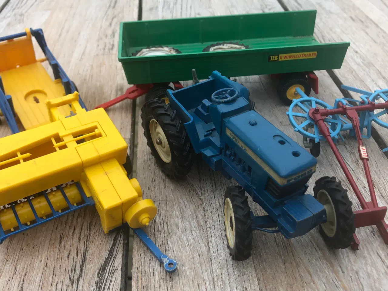 Billede 1 - BRITAINS...FORD TW-20 og REDSKABER