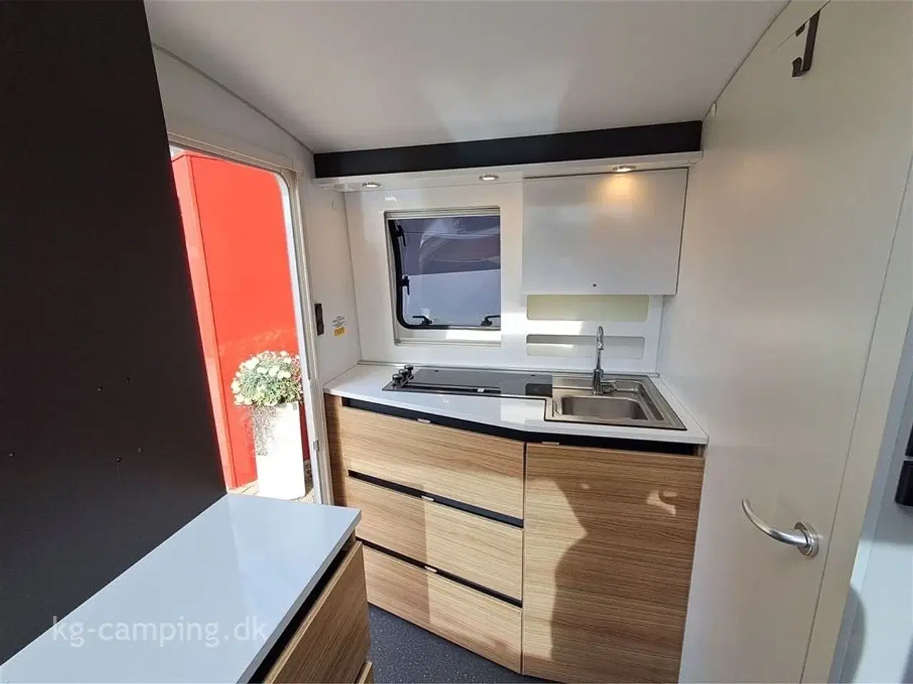 Billede 9 - 2022 - Adria Action 391 LH   Lille let rejse vogn med mover og solsejl. Står yderst velholdt. Alle service overholdt.