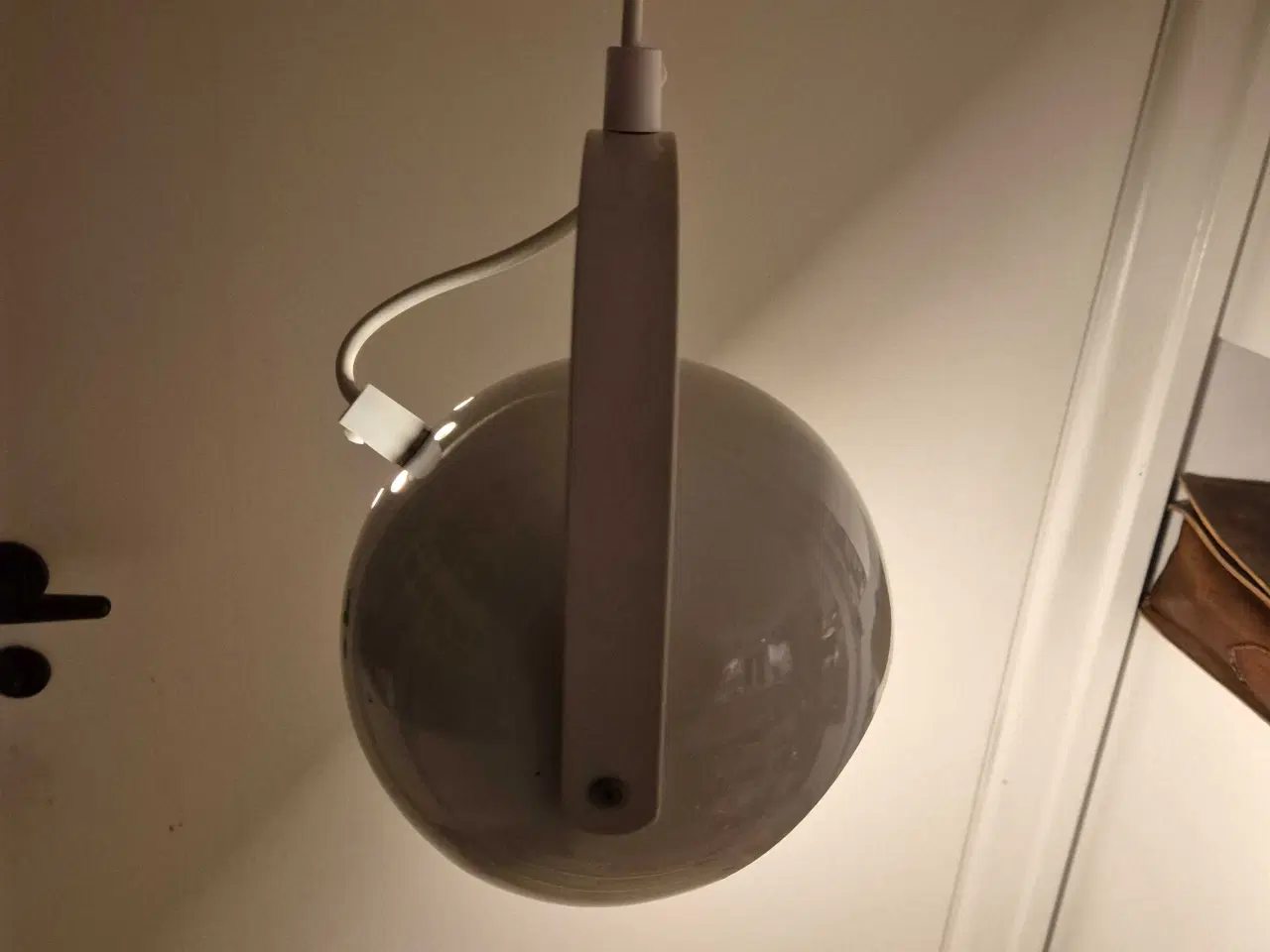 Billede 6 - Hvid kuglelampe med smart vippefunktion 