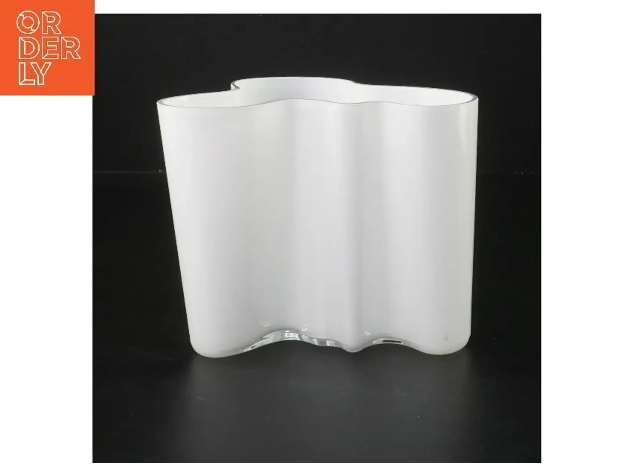 Billede 1 - Hvid glasvase (str. 15x12x13 cm) fra Aalto