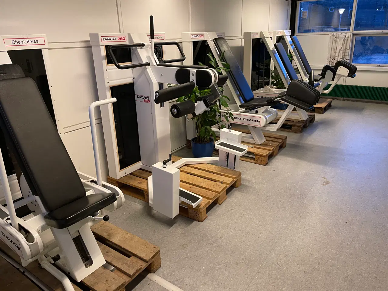 Billede 2 - Fitnessmaskiner, Nypris 250.000 kr. Nu 17.500 kr. 