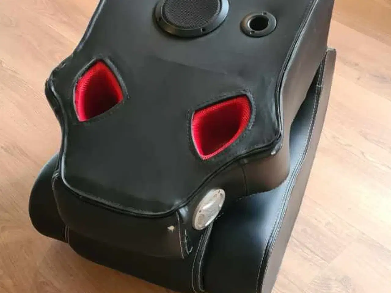 Billede 2 - Gamer med højttalere og musik afspiller.