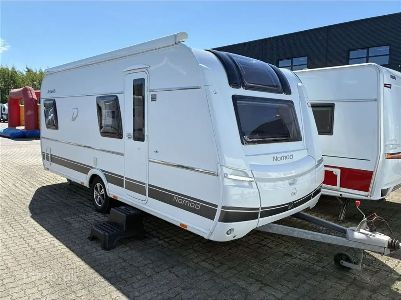 Billede 1 - 2021 - Dethleffs Nomad 490 BLF Mover, Thule markise, dobbeltsengsvogn, side-siddegruppe, frontkøkken, 3-trins el-gulv-varme, stort 142 l . køleskab med fryser