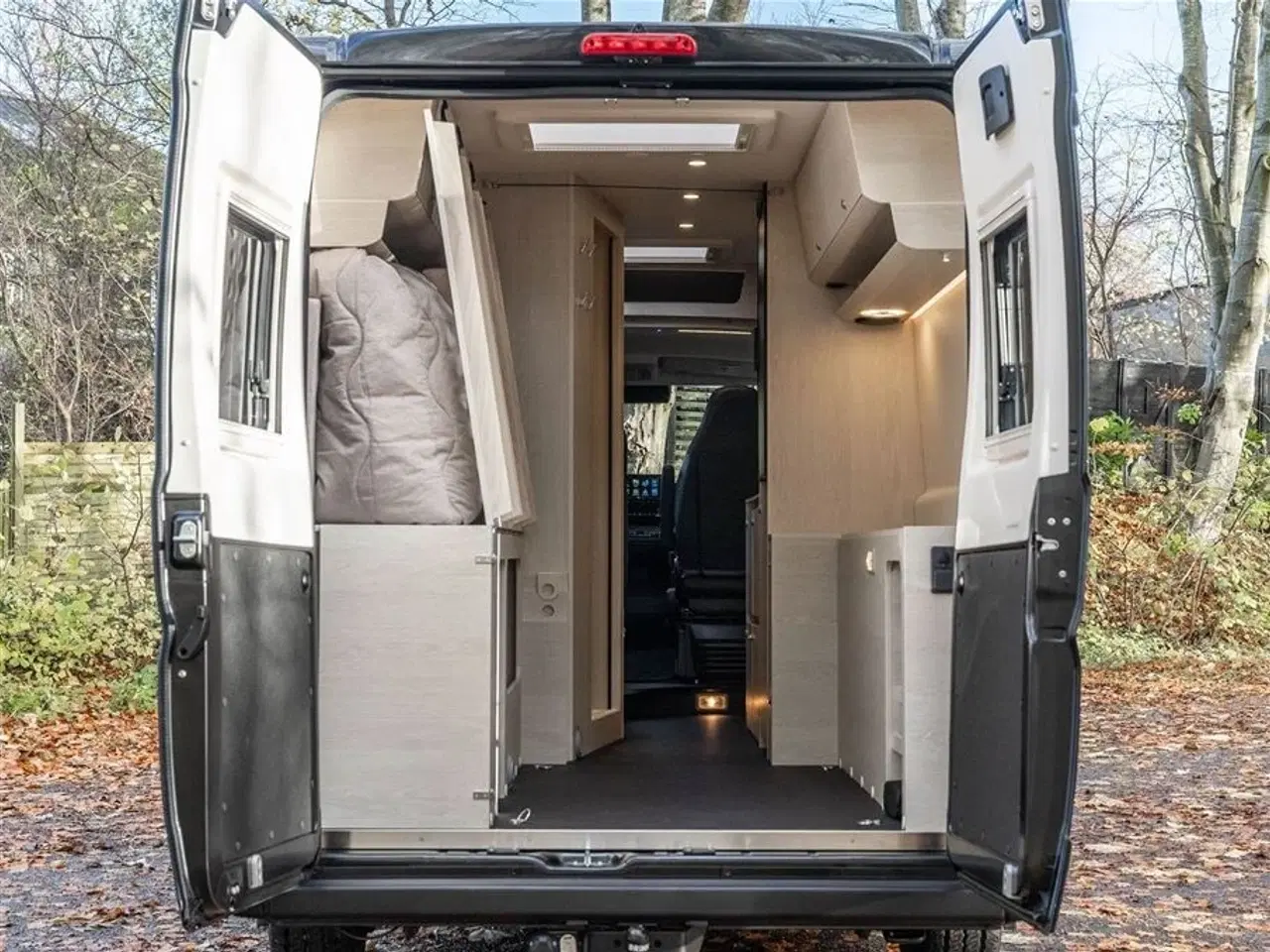 Billede 62 - 2026 - Tourne 6.4 Cruise aut. gear - Black   Den originale Tourne med langsgående senge