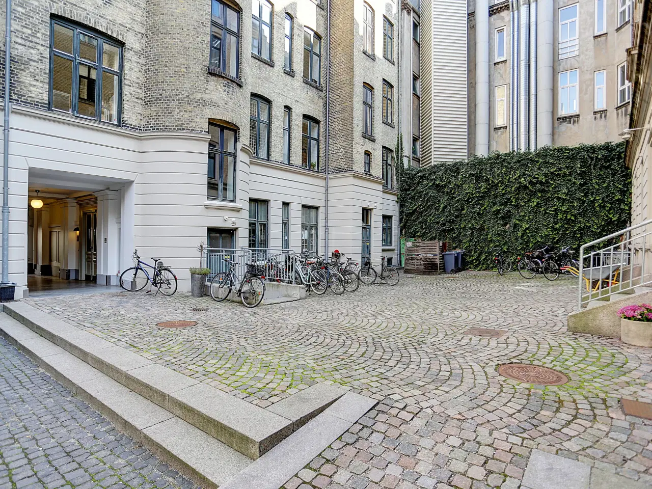 Billede 11 - Præsentabelt og herskabeligt lejemål med adgang til grønt udeareal