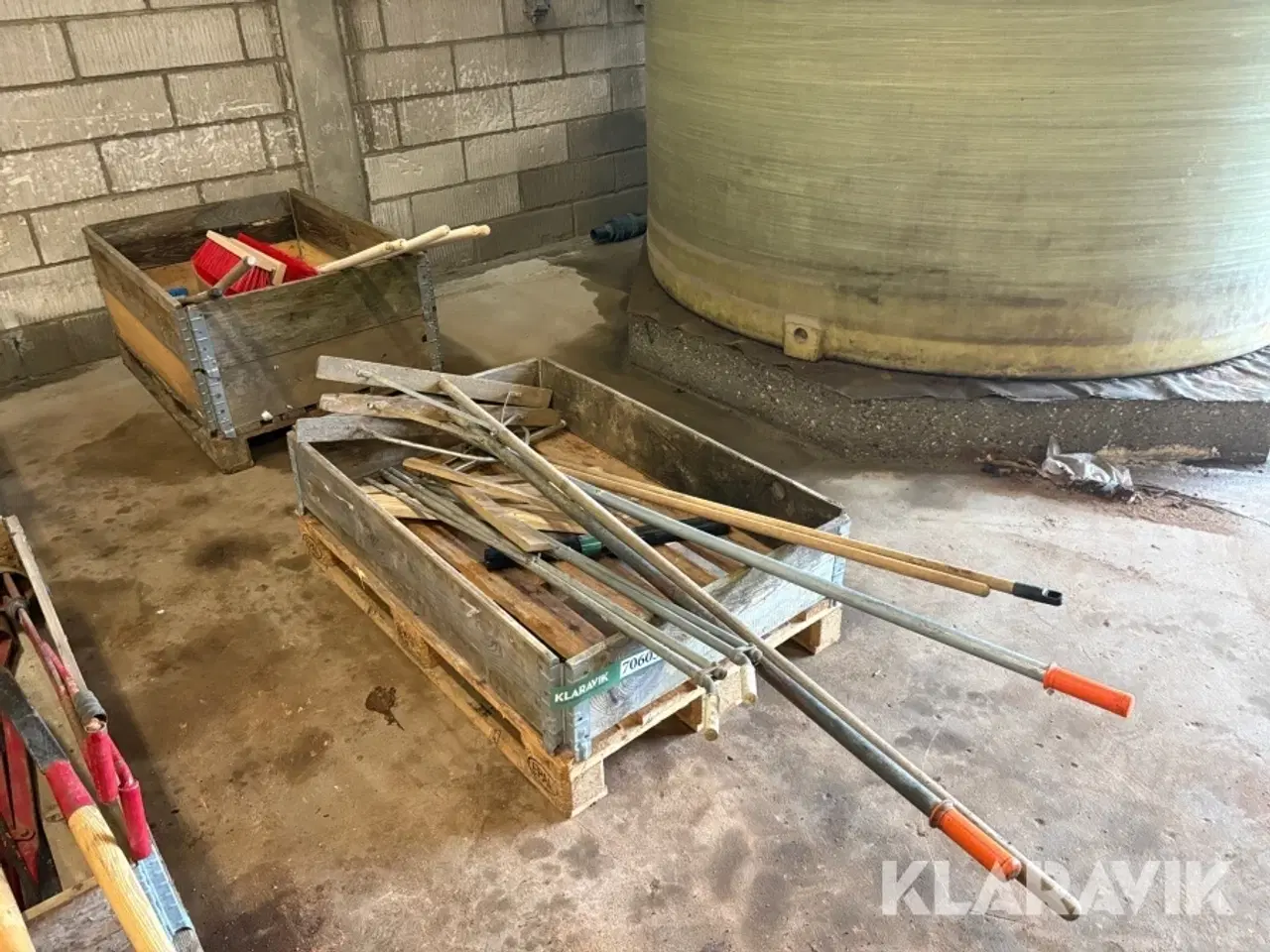 Billede 3 - Lot med koste og retteskinner 2 paller