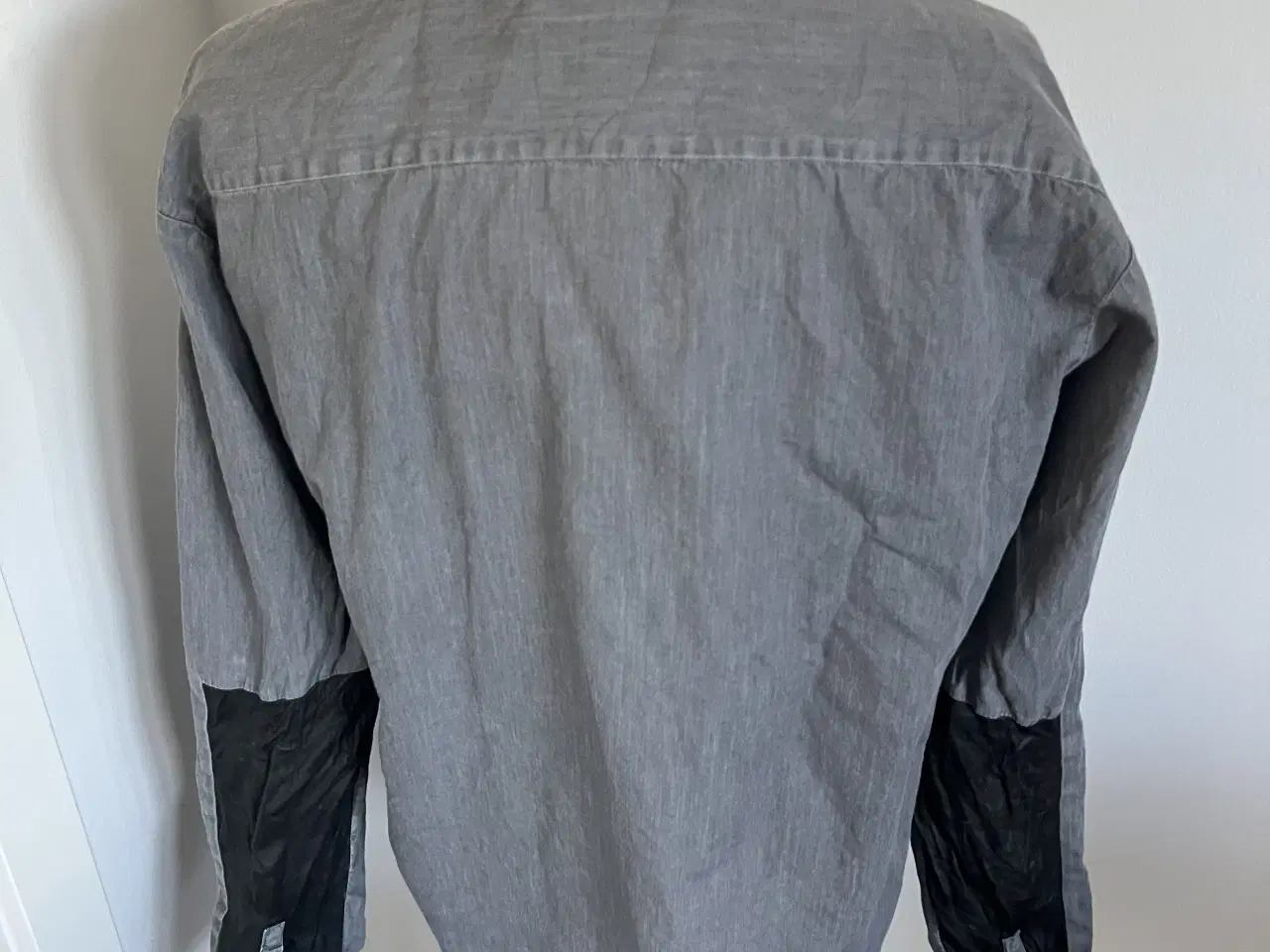 Billede 2 - COS herreskjorte i Str L