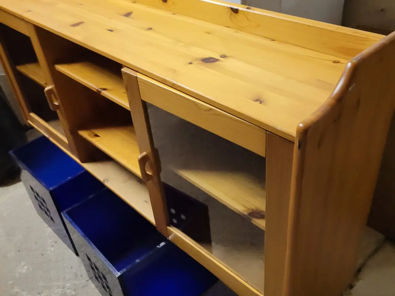 Billede 2 - Vitrineskab i fyrretræ og hedder domino Møbler