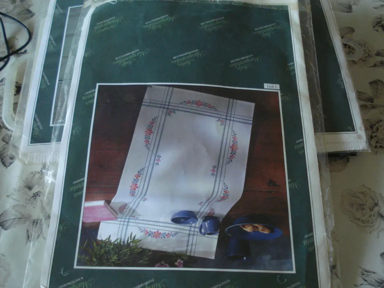 Billede 2 - 4 stk, Broderier