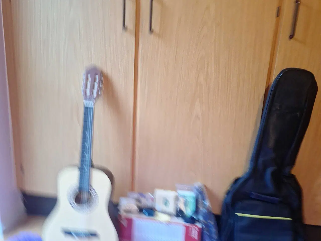 Billede 2 - Guitar venstrehåndet med  tilbehør 