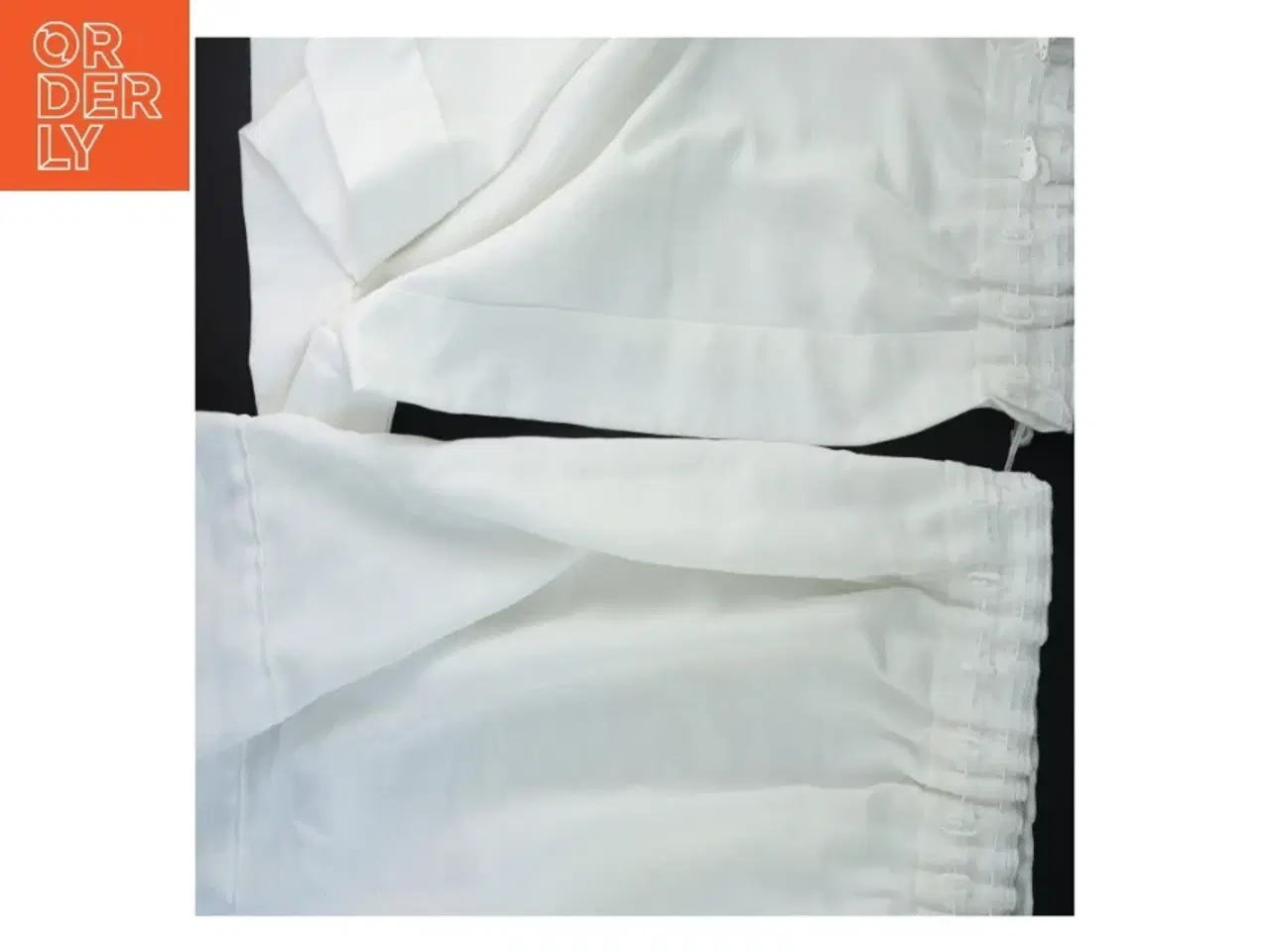 Billede 2 - Hvide gardiner (str. 64x75 cm)