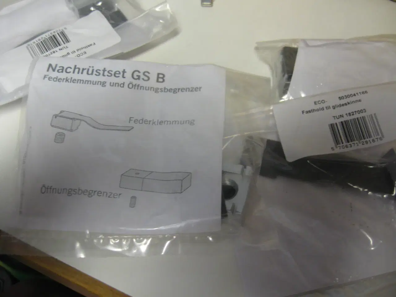 Billede 5 - Dørpumpe TZ-31 med beslag så døren kan holde sig s