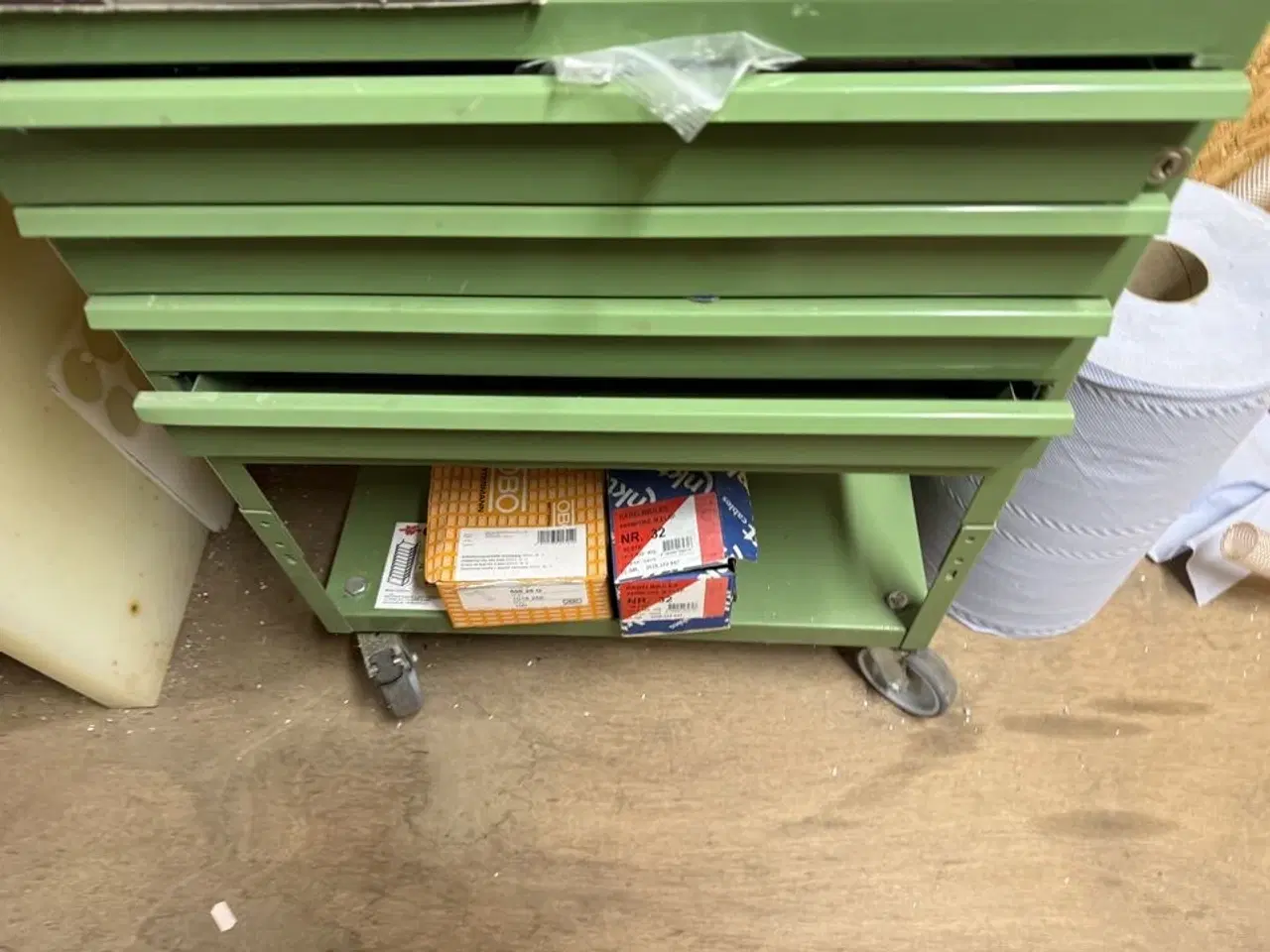 Billede 16 - Stålreol med diverse skruer, søm m.m.