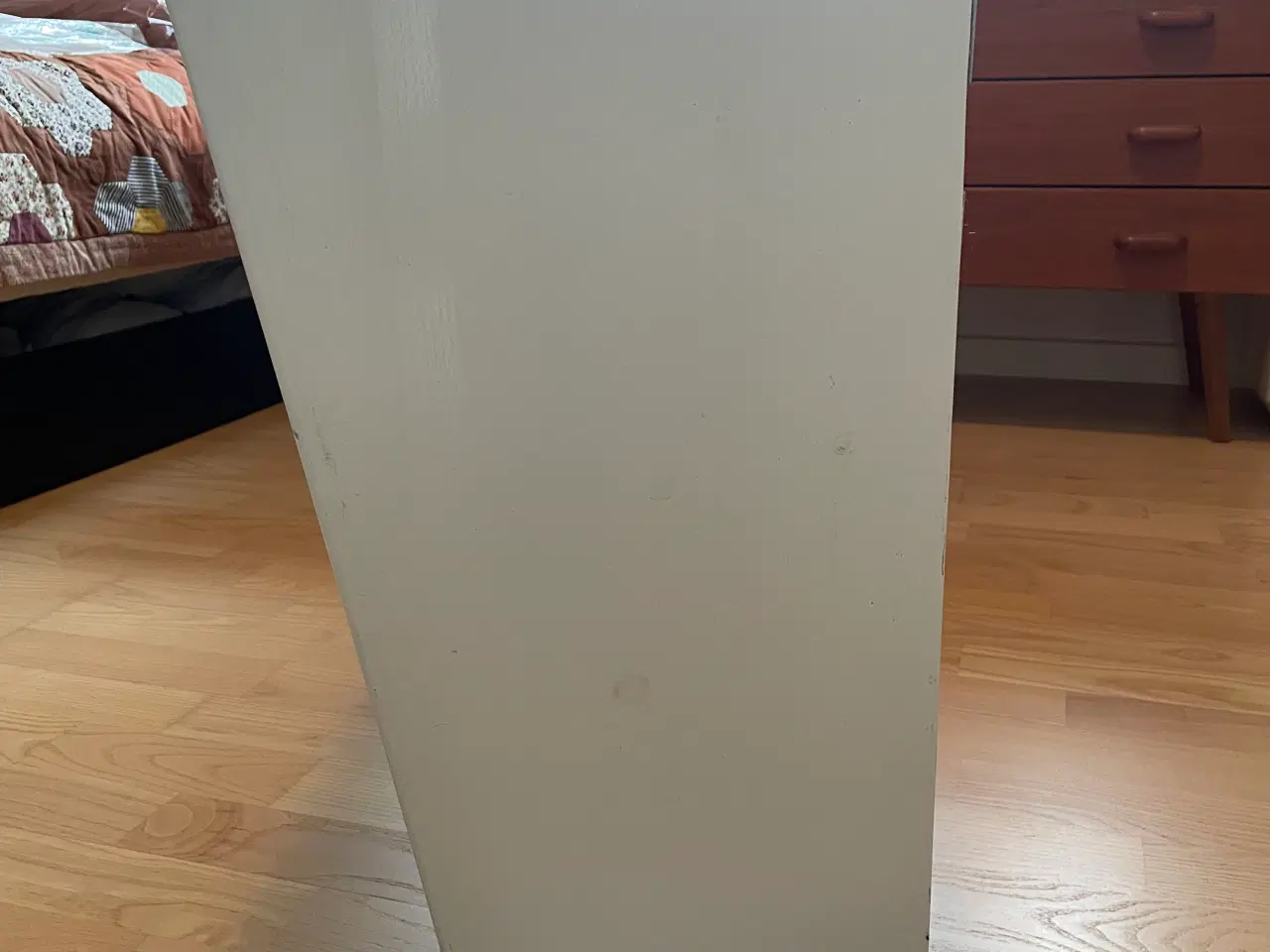 Billede 2 - Køkkenskab med glas skydelåger og to hylder