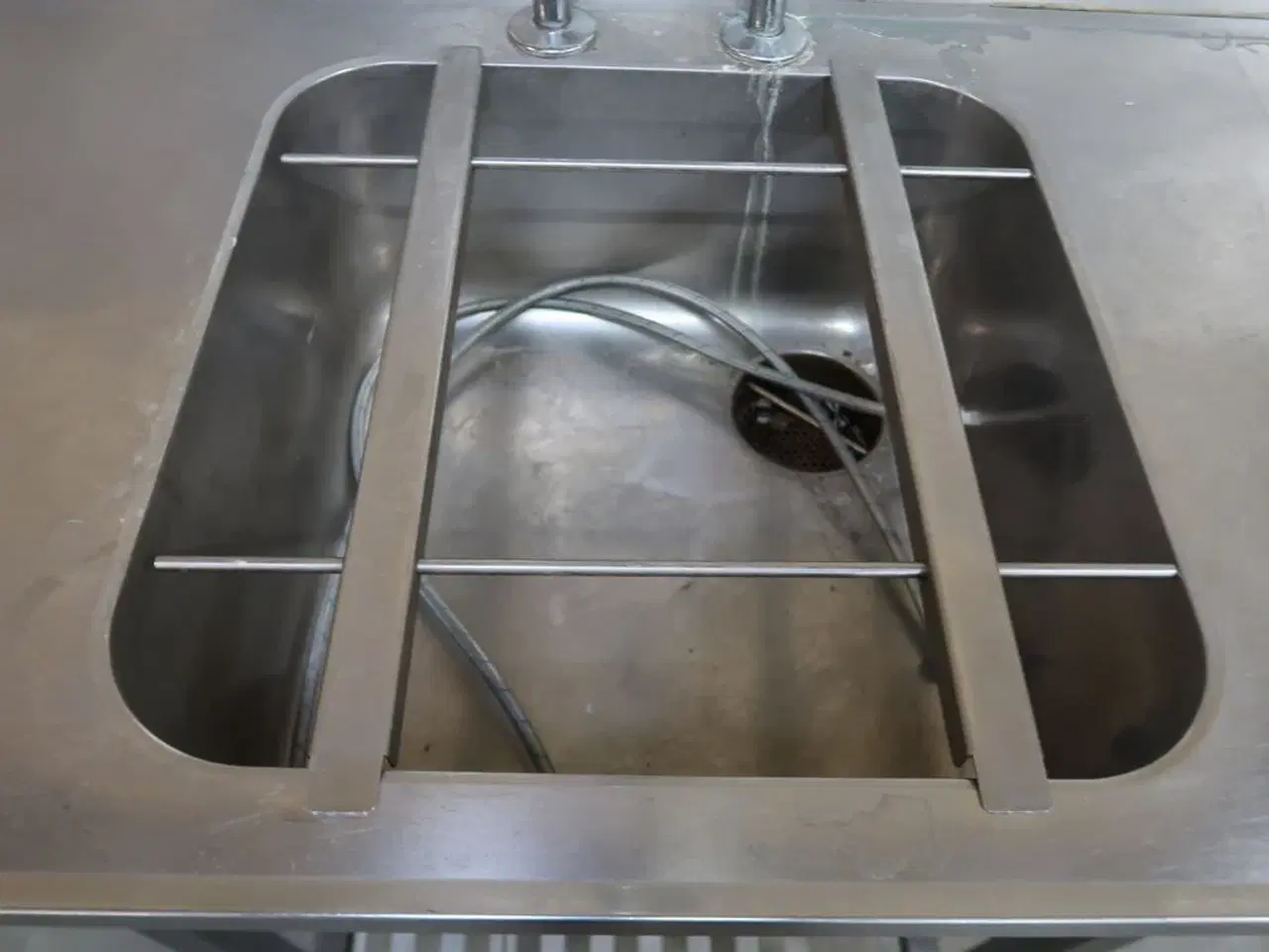 Billede 3 - Rustfri stålbord med vask & underhylde