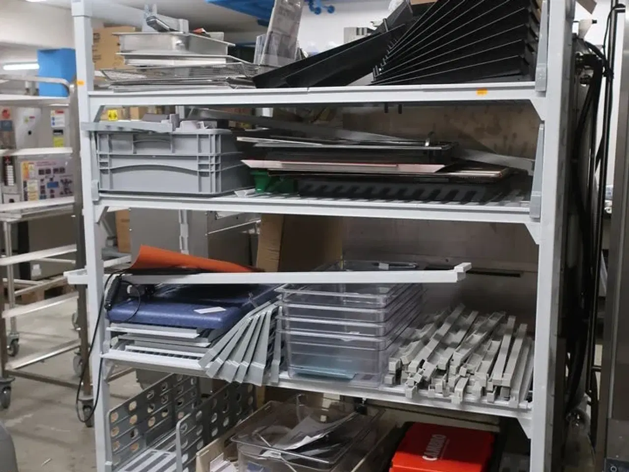 Billede 1 - Reol på hjul CAMBRO med indhold