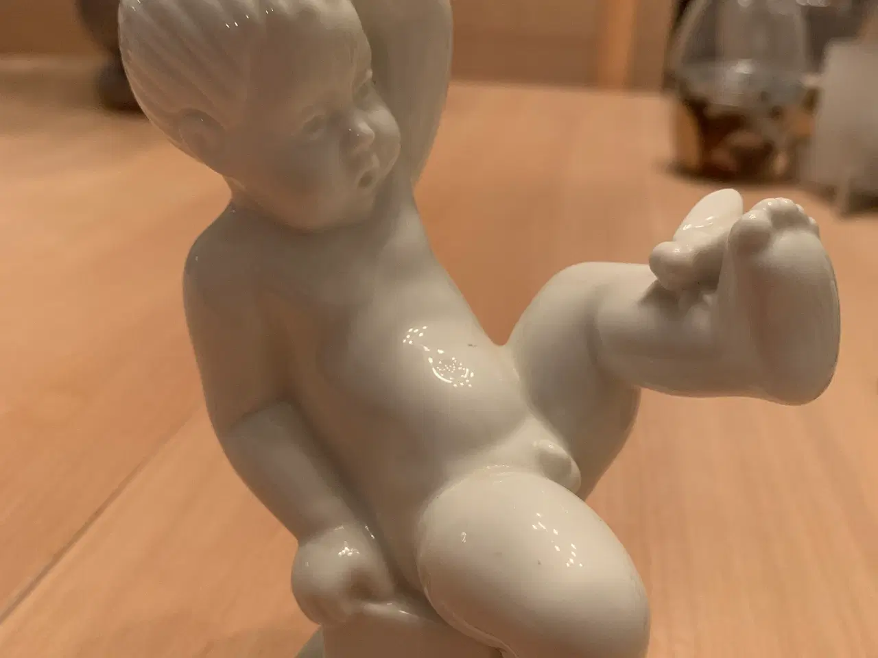 Billede 1 - Porcelænsfigur dreng med flue på ben