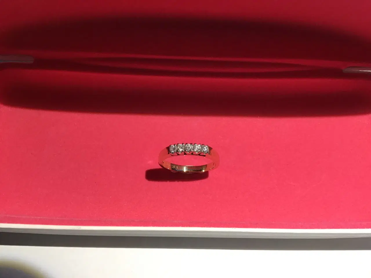 Billede 4 - Diamantring rødguld.