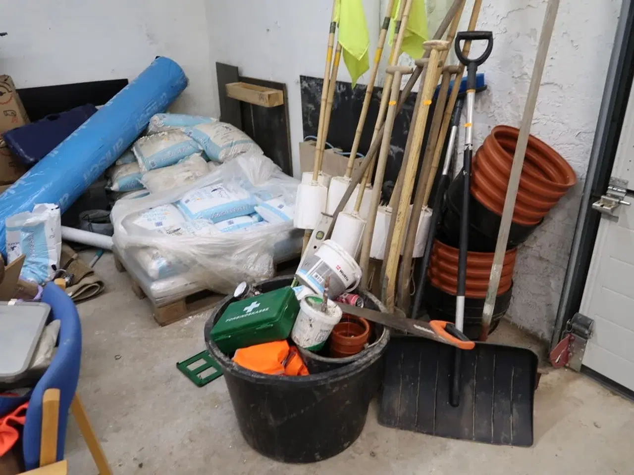 Billede 1 - Div. Haveredskaber, flag samt spand med indhold