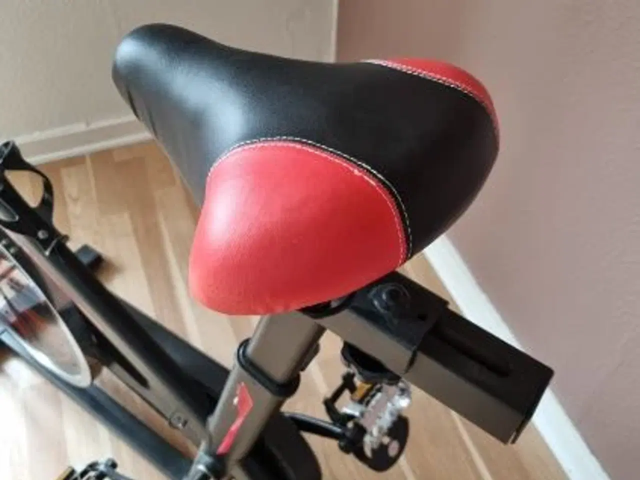 Billede 10 - Motions cykel som ny.