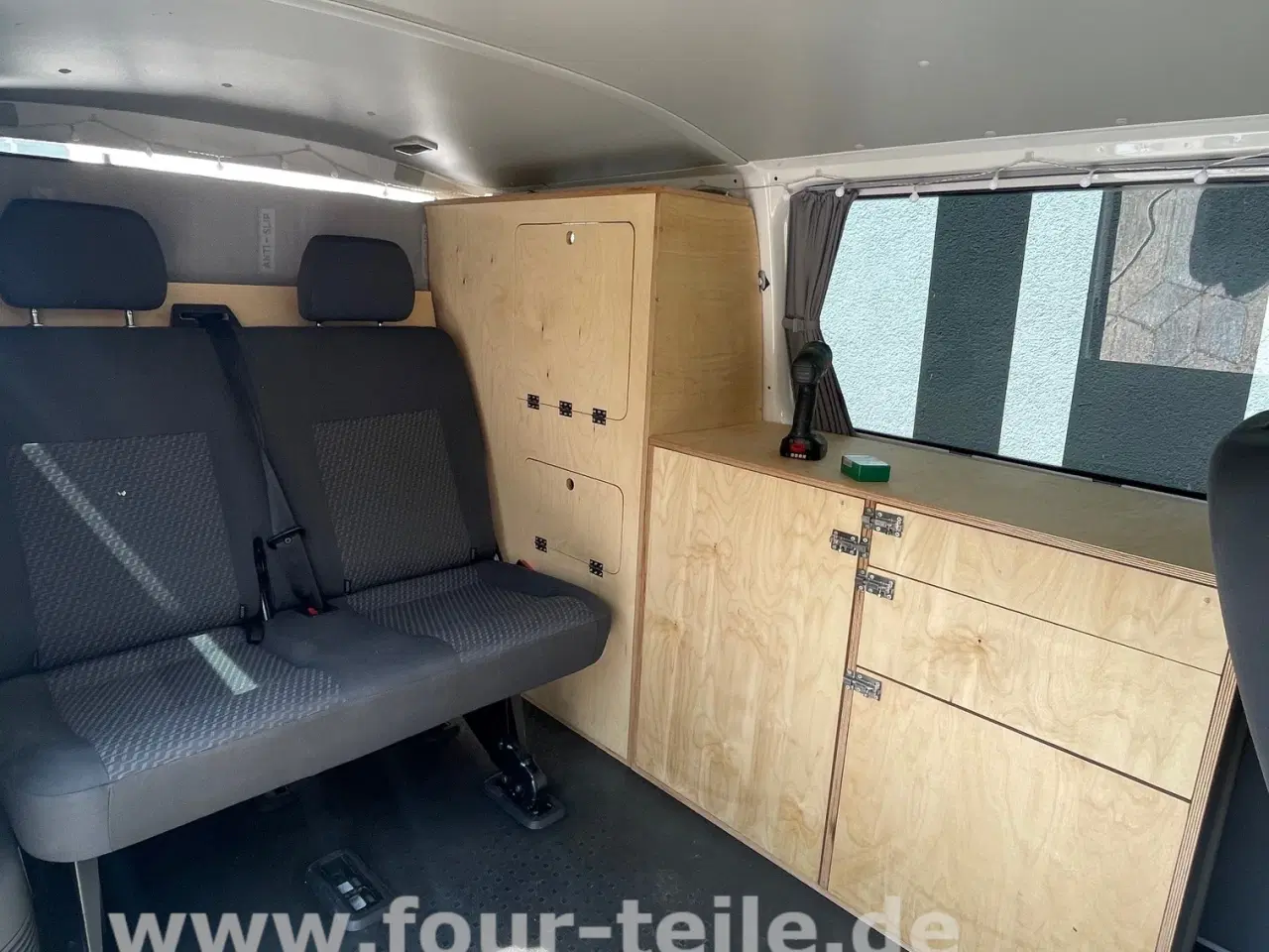 Billede 5 - Eftermontering af bænksæde til VW Bus T5/T6 kort