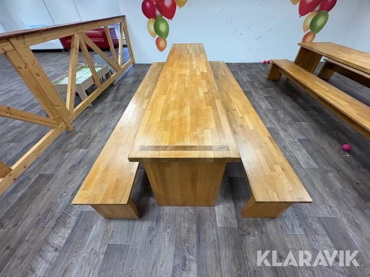 Billede 11 - Bordebænkesæt og indhegning